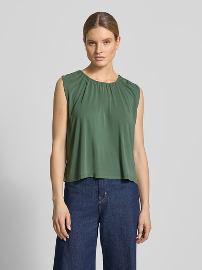 Frauenmodel trägt Loose Fit Blusentop aus Modal-Mix Modell 'FILLI' von Vero Moda, unifarben grün, Rundhals, ärmellos, Ganzkörperansicht von vorne.