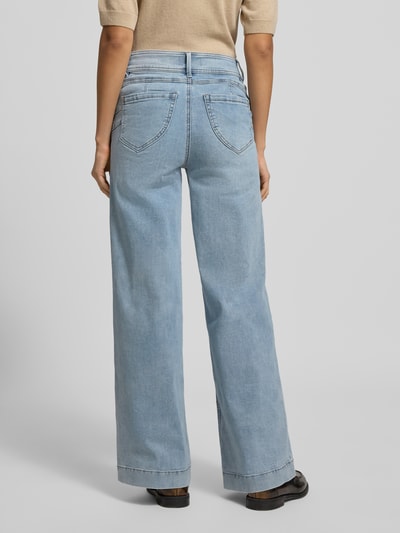 Frauenmodel trägt Jeans mit Eingrifftaschen Modell 'Lopez' von FREE/QUENT in hellem Blau, lockerer Schnitt, Baumwoll-Mix, Ganzkörperansicht Rückansicht.