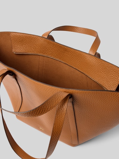 Produktfoto, Handtasche mit Label-Detail Modell 'COSMO' von Abro in cognac mit Hauptfach, Reißverschluss, Innentasche, Tragehenkel, Schulterriemen, Maße 57x30x20 cm, Riemenlänge 67 cm, strukturierte Leder-Textur.