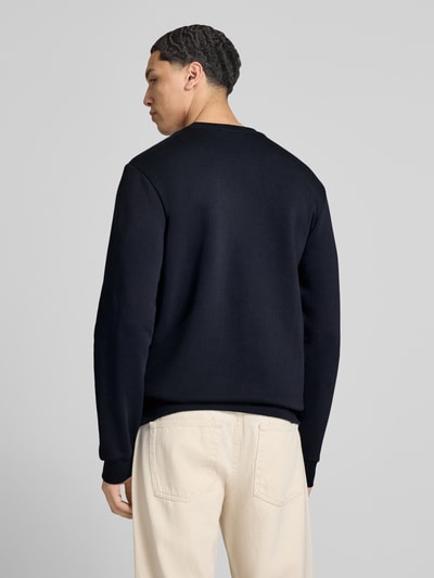 Männermodel trägt Regular Fit Sweatshirt aus Baumwoll-Mix Modell 'CERES' von Only & Sons in Optik: Unifarben, Ganzkörperansicht Rückansicht.