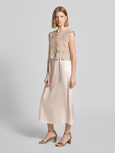 Frauenmodel trägt Midikleid im 2-in-1-Look mit Rundhalsausschnitt von Betty Barclay aus Satin in A-Linie, Ganzkörperansicht von vorne. Rückenlänge bei Größe 36: 122 cm, Brustweite bei Größe 36: 48 cm.