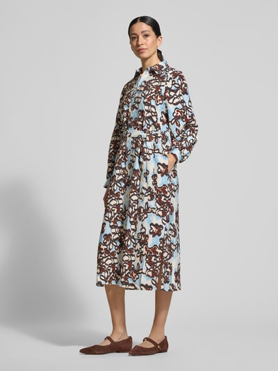 Frauenmodel trägt Hemdblusenkleid aus Viskose-Mix mit Bindegürtel von JAKE*S STUDIO WOMAN, A-Linie, Midikleid, Allover-Look, Hemdblusenkragen, Knopfleiste, in Blau und Braun mit leichter Struktur, Ganzkörperansicht von vorne.