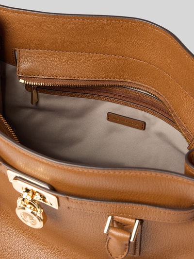 Produktfoto, Handtasche mit Tragehenkel Modell 'HAMILTON' von MICHAEL Michael Kors in hellbraun, sichtbar Hauptfach mit Reißverschluss, Innenfach mit Reißverschluss, Label-Detail, strukturierte Ledertextur, Maße ca. 37x32x12 cm, Länge Schulterriemen 47 cm.