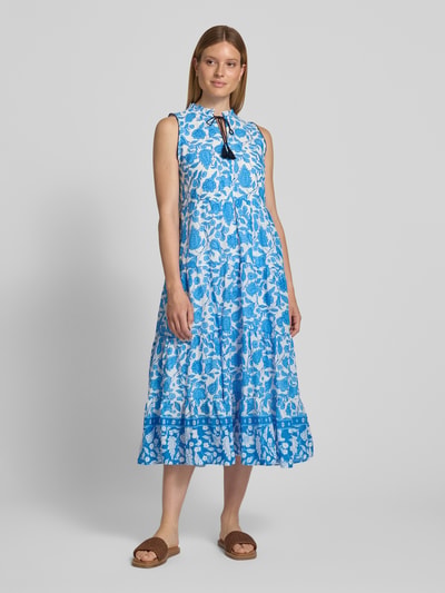 Frauenmodel trägt Midikleid im Allover-Look von MORE & MORE aus Reine Baumwolle in A-Linie mit Stehkragen und Schnürung, Ganzkörperansicht von vorne.
