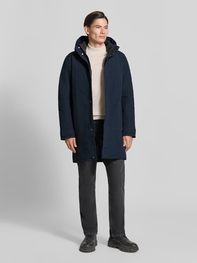 Männermodel trägt Parka mit Kapuze Modell 'HEKTOR' von Didriksons in Dunkelblau, verdeckter Reißverschluss, Regular Fit, Ganzkörperansicht von vorne. Herren Parka von Didriksons, Stehkragen, Ärmelriegel, Rückenlänge 99 cm, Schulterbreite 48 cm, Brustweite 50 cm, Ärmellänge 71 cm.