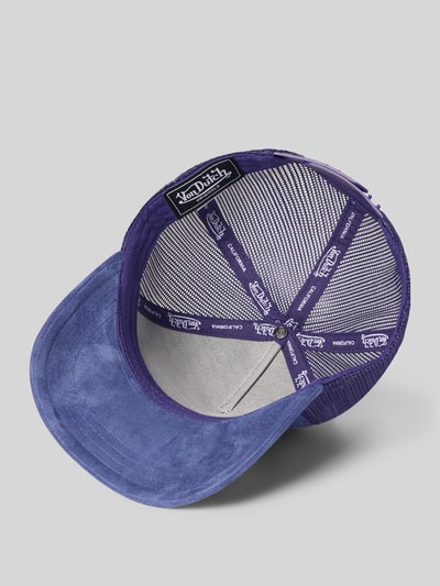 Produktfoto, Trucker Cap mit Label-Patch Modell 'CASQUETTE' von Von Dutch, niebieski daszek zamszowy, siateczkowy tył, regulowane zapięcie, wzmocniony daszek, nadruk statement