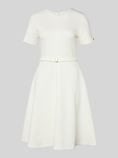 Produktfoto, Knielangens Kleid aus mieszanka bawełny z fakturowanym wzorem od Marc Cain, linia A, taliowany krój, długość do kolan, krótki rękaw, okrągły dekolt, detal z logo, odpinany pasek z materiału, kolor jasny, faktura wyczuwalna, długość tyłu 97 cm, szerokość klatki piersiowej 43 cm, długość rękawa 22 cm.