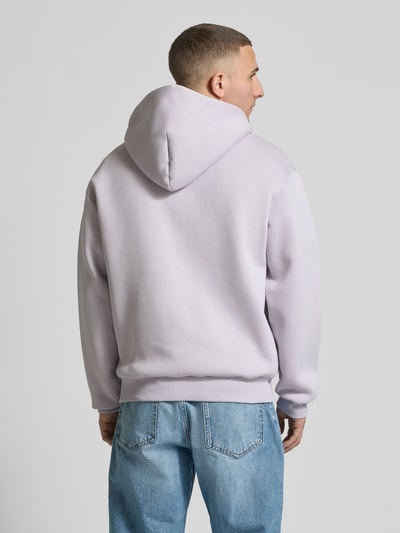 Männermodel trägt Sweatjacke mit Känguru-Tasche von REVIEW in hellem Fliederton, Baumwoll-Mix, Relaxed Fit, Ganzkörperansicht Rückansicht.