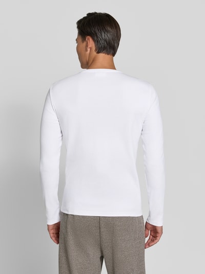 Męski model nosi T-Shirt in Ripp-Optik mit Rundhalsausschnitt von Jake*s z mieszanki bawełny i elastanu, krój slim fit, efekt prążkowania, okrągły dekolt, długość tyłu w rozmiarze M: 56 cm, widok całej sylwetki z tyłu.