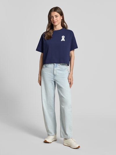 Vrouwenmodel draagt Loose Fit T-Shirt aus reiner Bio-Baumwolle Modell 'ALBERTARAA' van Armedangels, unikleuren jersey, regular fit, cropped lengte, logo-stiksel, ronde hals, korte mouw, puur bio-katoen, frontale volledige lichaamsweergave.