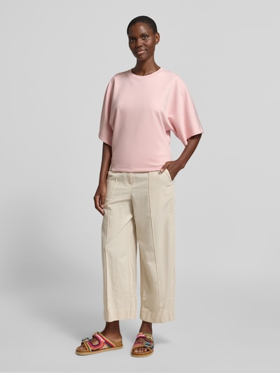 Frauenmodel trägt Sweatshirt mit 1/2-Arm Modell 'Gikko' von OPUS in Rosa, Baumwoll-Mix, gerader Schnitt, Rundhalsausschnitt, Ganzkörperansicht von vorne.