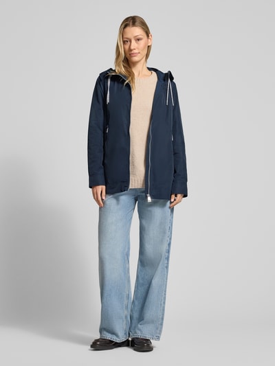 Vrouwenmodel draagt Jacke mit Zweiwege-Reißverschluss van Fuchs Schmitt, regular fit, omgeslagen kraag, donkerblauw, lange mouwen, gesloten zakken, recht model, voorkant geheel in beeld
