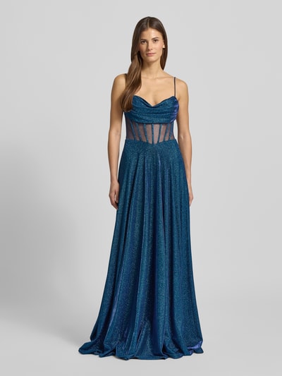 Frauenmodel trägt Abendkleid mit Spaghettiträger von Jake*s Cocktail in Blau mit Glitter-Effekt, tailliert, Ganzkörperansicht von vorne.