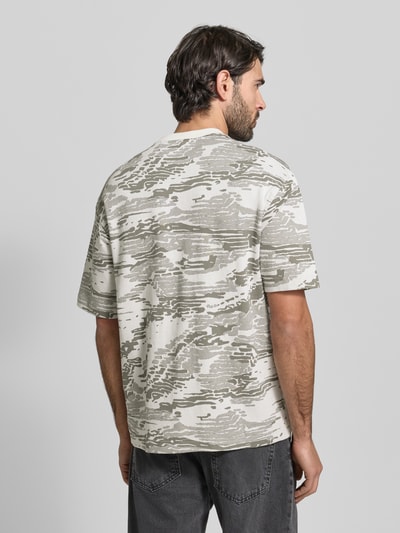 Männermodel trägt Regular Fit T-Shirt aus reiner Baumwolle Modell 'TE_WILDNATURE' von BOSS Orange mit abstraktem Allover-Muster in Grau und Weiß, kurzarm, Feinstrick, Produktdetail in Ganzkörperansicht Rückansicht.