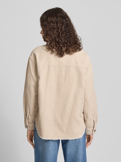 Kobiece modelka nosi Regular Fit Hemdjacke aus reiner Baumwolle Modell 'MAIKO-BITTEN' od Only w kolorze beżowym, widok całej sylwetki z tyłu. Cord, kieszeń na piersi, kołnierz, długie rękawy, nity, zaokrąglony dół, czysta bawełna.