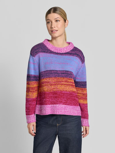 Frauenmodel trägt Strickpullover mit Rundhalsausschnitt Modell 'ALINEA' von ICHI, bunte Farben, Grobstrick, Loose Fit, Nahaufnahme Oberkörper. Damen Strickpullover von ICHI, Baumwoll-Mix, Rückenlänge Größe S 56 cm, Ärmellänge Größe S 64 cm.