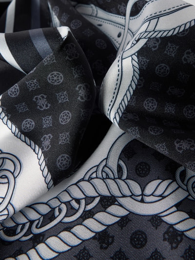 Produktfoto, Bandana mit Label-Print von Guess, quadratische Form, Schwarz-Weiß mit Muster, glatte Textur, Detailaufnahme.