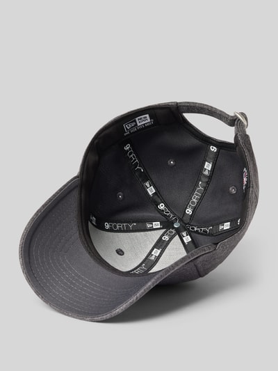 Produktfoto, Basecap mit verstärktem Schirm und Stitchings von New Era in Dunkelgrau, sichtbares Label-Detail, textiler Struktur, Größenverstellung.