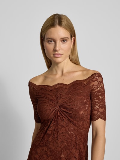 Frauenmodel trägt Maxikleid aus floraler Spitze von Rabanne in Braun, Elastischer-Material-Mix, taillierte Passform, schulterfrei, Kurzärmelig, Raffung, florale Spitze, Nahaufnahme Oberkörper.