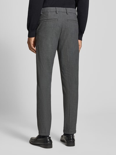 Männermodel trägt Regular Fit schmale broek met viscose model 'GABARDINE' van BOSS, Heren, grijs, Ganzkörperansicht Rückansicht.