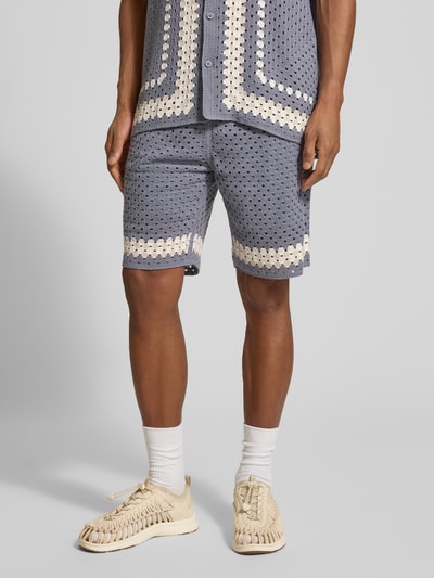 Männermodel trägt Straight Fit Shorts mit Lochmuster von JAKE*S STUDIO MEN in Strick-Optik, elastischer Bund, Nahaufnahme Oberschenkel.