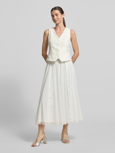 Frauenmodel trägt Regular Fit Weste mit Spitzenbesatz von V by Vera Mont aus Material-Mix mit Baumwoll-Anteil, Ganzkörperansicht von vorne.