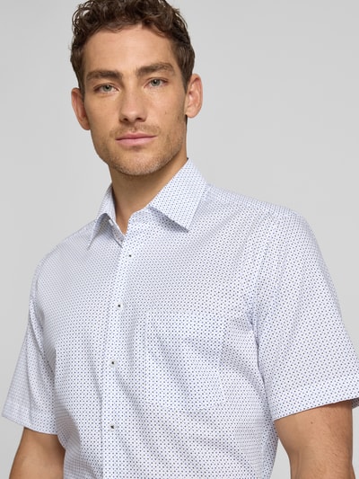 Männermodel trägt Regular Fit Business-Hemd mit Kentkragen von ETERNA, Reine Baumwolle, Knopfleiste, Brusttasche, Nahaufnahme Oberkörper.