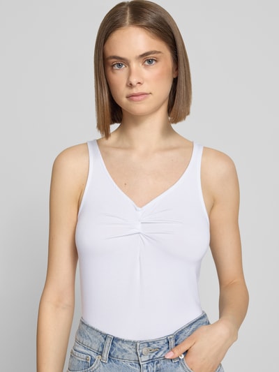 Frauenmodel trägt Slim Fit Top aus Viskose-Mix Modell 'MALIVA' von Pieces, Optik: Unifarben, Stretch, V-Ausschnitt, ohne Ärmel, Nahaufnahme Oberkörper.