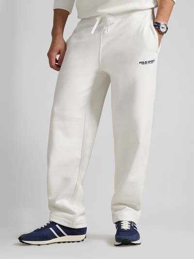 Männermodel trägt Comfort Fit Jogpants aus Baumwoll-Mix von Polo Ralph Lauren in Uniweiß mit Label Stitching, Nahaufnahme Unterkörper.