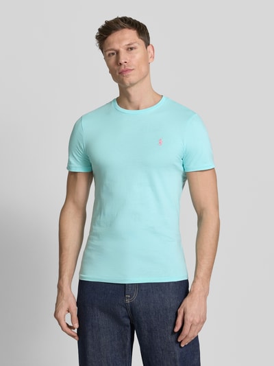Männermodel trägt Regular Fit T-Shirt aus reiner Baumwolle von Polo Ralph Lauren in Hellblau, unifarben, Logo-Stitching, Ganzkörperansicht von vorne.