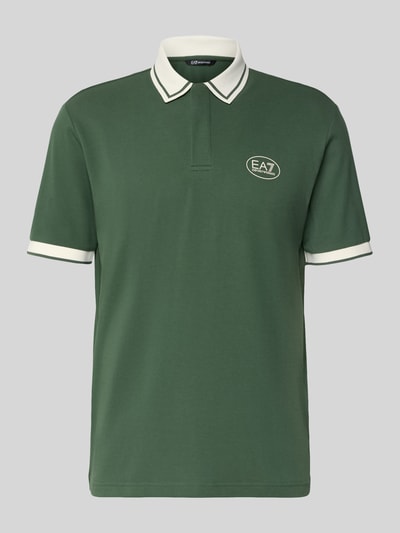 Produktfoto, Regular Fit Poloshirt mit Logo-Print von EA7 Emporio Armani, zielony, elastyczna bawełna, krój regular fit, kołnierzyk polo, krótki rękaw, tył 68 cm w rozmiarze M