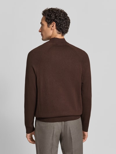 Mężczyzna nosi Regular Fit Pullover aus Baumwoll-Mix Modell 'Tito-M' od Strellson, brązowy, jednolita faktura, widok całej sylwetki z tyłu, sweter męski Strellson.