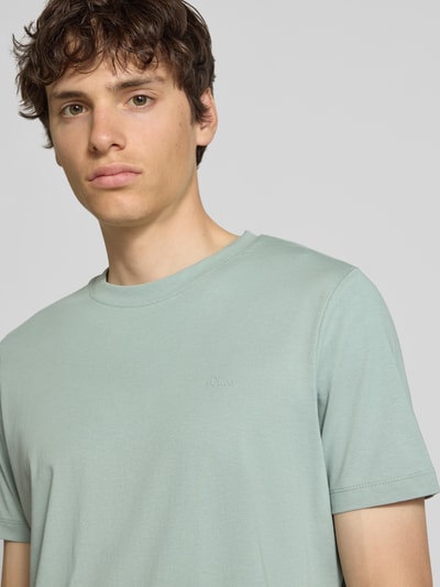 Männermodel trägt Regular Fit T-Shirt aus reiner Baumwolle von s.Oliver RED LABEL in Hellgrün, unifarben, Nahaufnahme Oberkörper.