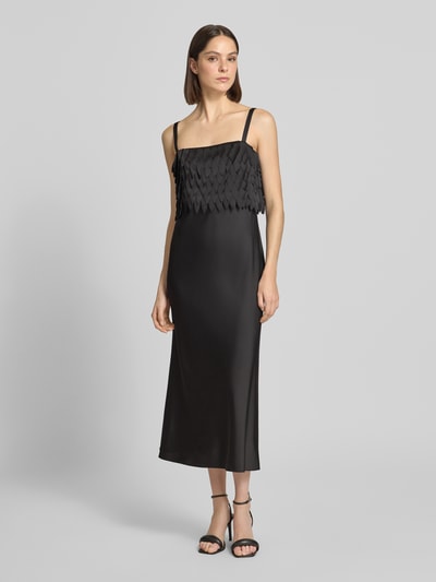 Frauenmodel trägt Midi-Trägerkleid mit Laser-Cut-Formen Modell 'DALASER' von BOSS in Schwarz, Satin, unifarben, Ganzkörperansicht von vorne.
