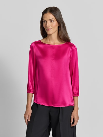 Frauenmodel trägt Regular Fit Bluse aus Seide mit 3/4-Arm von Marc Cain in Pink, seidige Textur, Rundhalsausschnitt, Ganzkörperansicht von vorne. Damen Bluse, Rückenlänge 59 cm, Ärmellänge 49 cm, reine Seide.