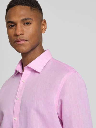 Männermodel trägt Regular Fit Freizeithemd aus Leinen-Mix von Jake*s in lichtroze, met katoen, kentkraag, knoopsluiting, nahaufnahme oberkörper.