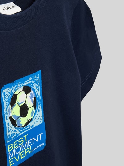 Jongen draagt Regular Fit T-shirt uit puur katoen van s.Oliver RED LABEL, look: effen, motiefprint met labelopschrift, jersey, ronde hals, korte mouw, detailopname.