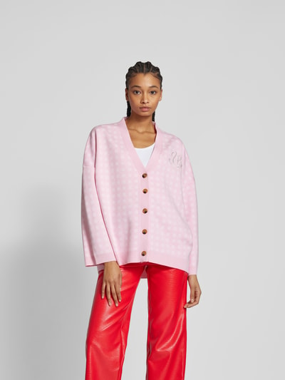 BAUM & PFERDGARTEN Oversized Strickjacke mit V-Ausschnitt Pink 4