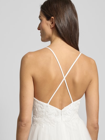 Männermodel trägt Brautkleid mit floralen Stickereien von Mascara, białe, haftowne kwiaty, cienkie ramiączka, wycięcie serce, całkowity tył.