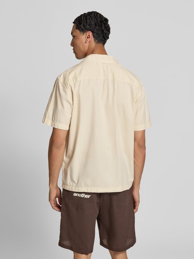 Männermodel trägt beigefarbenes Loose-Fit Freizeithemd aus reiner Baumwolle Modell 'SEEREN EMBROIDERY' von Only & Sons, Ganzkörperansicht Rückansicht.