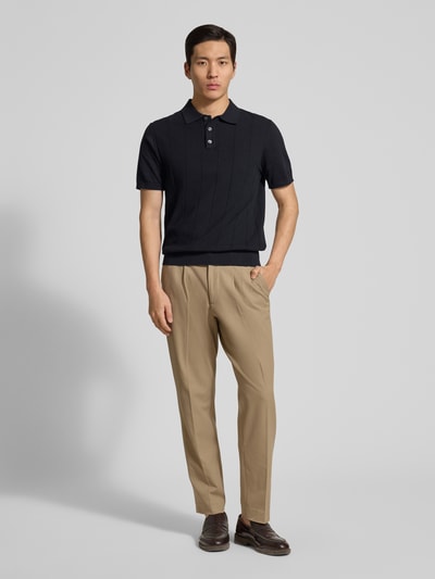 Männermodel trägt Regular Fit Poloshirt aus Baumwolle Modell 'Pima Primo' von Profuomo, Reine Baumwolle, Polokragen, Gerippte-Abschlüsse, Ganzkörperansicht von vorne. Rückenlänge bei Größe M: 67 cm.