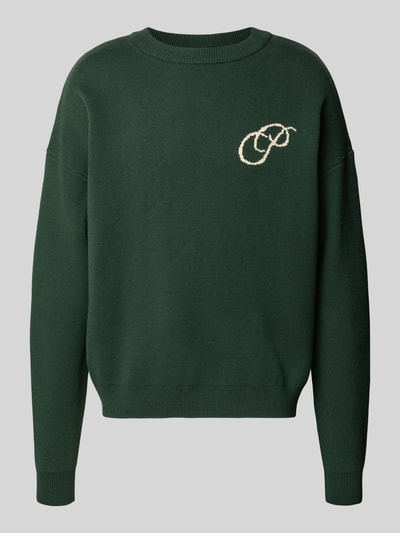 Produktfoto, Relaxed Fit Strickpullover aus reiner Baumwolle van PROHIBITED in donkergroen met labelstitching, ribboorden, puur katoen, relaxed fit, losse pasvorm, ruglengte maat M 64 cm, mouwlengte maat M 59 cm