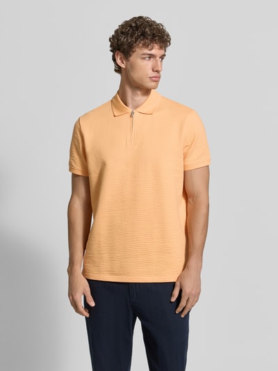 Mannelijk model draagt Regular Fit poloshirt met structuurpatroon van MCNEAL in perzikkleur, katoenmix, met ritssluiting, heren, korte mouw, ruglengte maat M 70 cm, voorkant gehele lichaam.