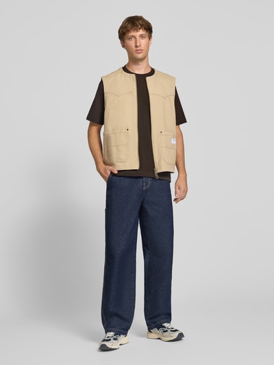 Männermodel trägt Relaxed Fit T-Shirt aus reiner Baumwolle von Marc O'Polo DENIM in Schwarz, kombiniert mit Jeans, Ganzkörperansicht von vorne.