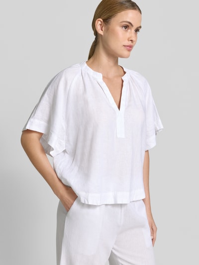 Frauenmodel trägt Boxy Fit Leinenbluse mit V-Ausschnitt von Christian Berg Woman in Weiß, reine Leinen, 1/2-Arm, Ganzkörperansicht von vorne.