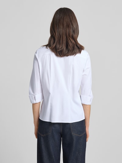 Männermodel trägt Hemdbluse mit 3/4-Arm mit Aufschlag von Marc Cain, mieszanka bawełny i wiskozy z dodatkiem streczu, prosty krój, kołnierzyk koszulowy, listwa guzikowa, długość tyłu w rozmiarze 36: 59 cm, długość rękawa w rozmiarze 36: 42 cm, kolor biały, gładka tekstura, ganzkörperansicht rückansicht.