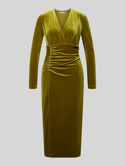 Produktfoto, Cocktailkleid aus Samt mit Raffungen und V-Ausschnitt von Christian Berg Cocktail, oliwkowozielony, jednolita faktura, krój slim fit, długość midi, dekolt w serek, długość tyłu w rozmiarze 36: 113 cm, szerokość w rozmiarze 36: 42 cm, długość rękawa w rozmiarze 36: 59 cm