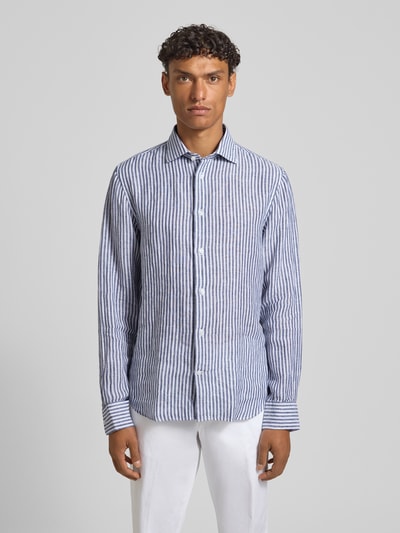Męski model nosi Modern Fit Freizeithemd aus Leinen mit Kentkragen od Matinique, białe i niebieskie pionowe pasy, czysta len, model 'Marcshort', krój modern fit, kołnierzyk kent, zapięcie na guziki, sportowy mankiet, wydłużony tył, długość pleców w rozmiarze 40: 75 cm, szerokość w rozmiarze 40: 45 cm, długość rękawa w rozmiarze 40: 67 cm, zdjęcie całej sylwetki z przodu