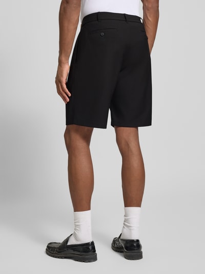 Männermodel trägt Straight Fit Shorts mit Eingrifftaschen von JAKE*S STUDIO MEN in Schwarz, Gesäßtaschen, Ganzkörperansicht Rückansicht.