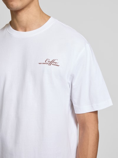 Männermodel trägt Regular Fit T-Shirt aus reiner Bio-Baumwolle Modell 'FRED LIFE' von Only & Sons, Optik: Unifarben, Nahaufnahme Oberkörper.